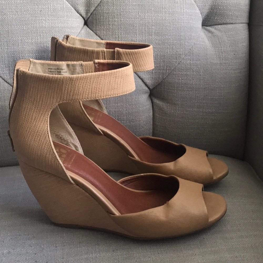 Nice condition wedge shoes! I wore them 2 times